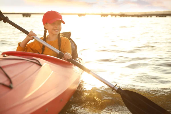 Chica Feliz Kayak Río Actividad Campamento Verano — Foto de Stock
