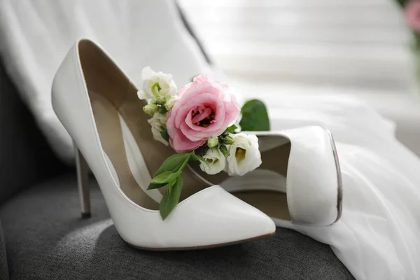 白いハイヒールの靴 花や椅子の上に結婚式のドレスのペア室内で クローズアップ — ストック写真