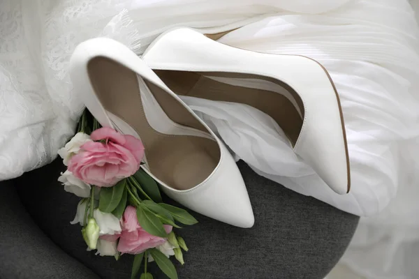 Par Zapatos Tacón Alto Blanco Flores Vestido Novia Silla — Foto de Stock