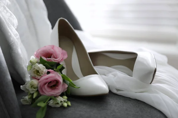 Par Zapatos Tacón Alto Blanco Flores Vestido Novia Silla Interiores — Foto de Stock