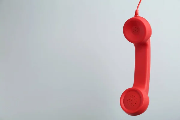 Telefone Com Fio Vermelho Pendurado Fundo Cinza Claro Espaço Para — Fotografia de Stock