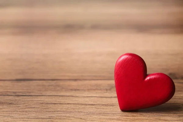 Červené Dekorativní Srdce Dřevěném Stole Prostor Pro Text Valentýn — Stock fotografie
