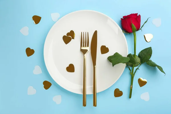 Piękne Ustawienie Stołu Walentynki Obiad Jasnoniebieskim Tle Płaskie Leżaki — Zdjęcie stockowe