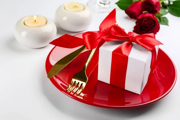 Beyaz Arka Planda Sevgililer Günü Yemeği Için Güzel Bir Masa — Stok fotoğraf