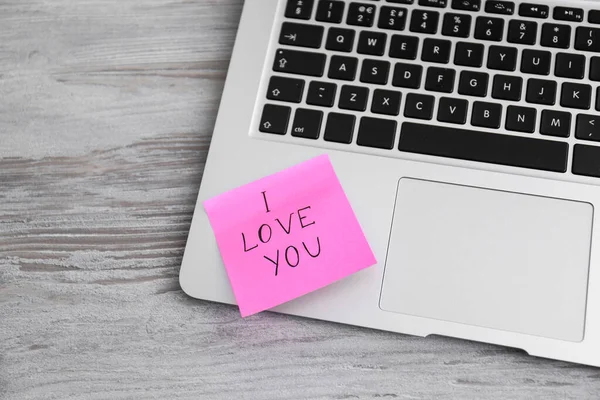 Memory Sticker Met Zin Love You Laptop Aan Tafel Bovenaanzicht — Stockfoto