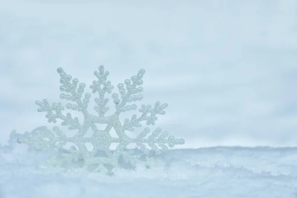 Gyönyörű Dekoratív Hópihe Fehér Hóban Szabadban Szöveg Helye — Stock Fotó