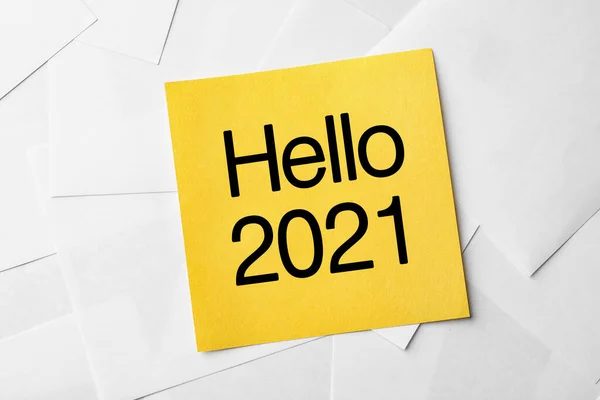 Uwaga Tekstem Hello 2021 Paper Sheets Widok Góry — Zdjęcie stockowe