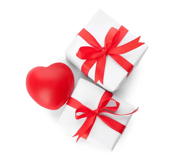 Schöne Geschenkboxen Und Rotes Herz Auf Weißem Hintergrund Draufsicht Valentinstag — Stockfoto