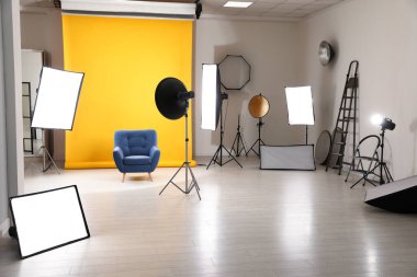 Profesyonel ekipmanlı modern fotoğraf stüdyosunun içi.