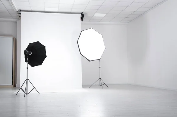 Interior Del Estudio Fotográfico Con Conjunto Equipos Profesionales — Foto de Stock