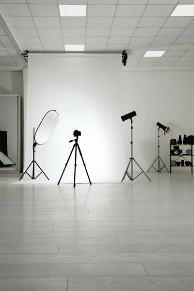 プロの機器のセットで写真スタジオのインテリア — ストック写真