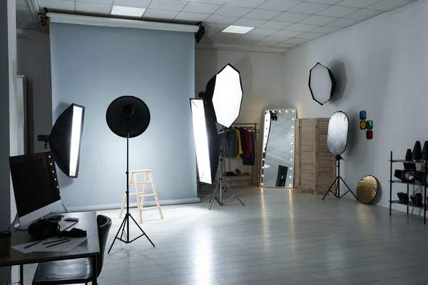 Interior Del Moderno Estudio Fotográfico Con Equipamiento Profesional —  Fotos de Stock