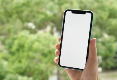 MYKOLAIV, UKRAINE - 8 Temmuz 2020: Iphone 11 Pro Max 'i açık havada tutan kadın, yakın plan