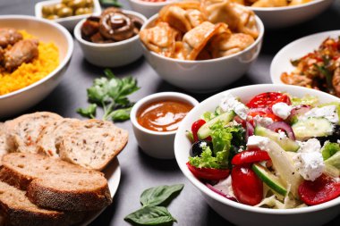 Büfe servisi. Gri masada bir sürü farklı yemek var.