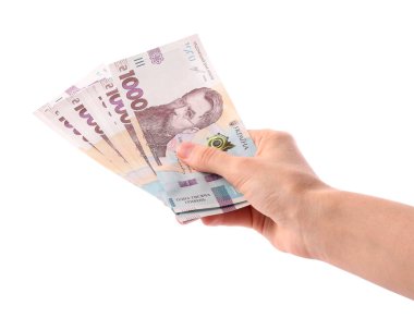 Beyaz arka planda Ukrayna parası tutan kadın, yakın plan.
