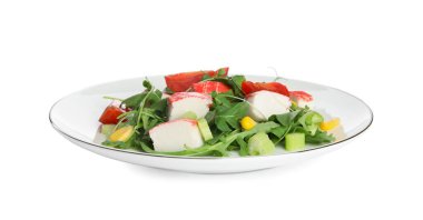 Lezzetli yengeç salatası beyaz üzerine izole edilmiş