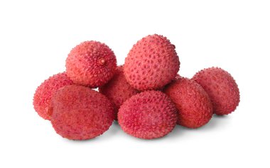 Beyaz arka planda taze olgun lychees yığını