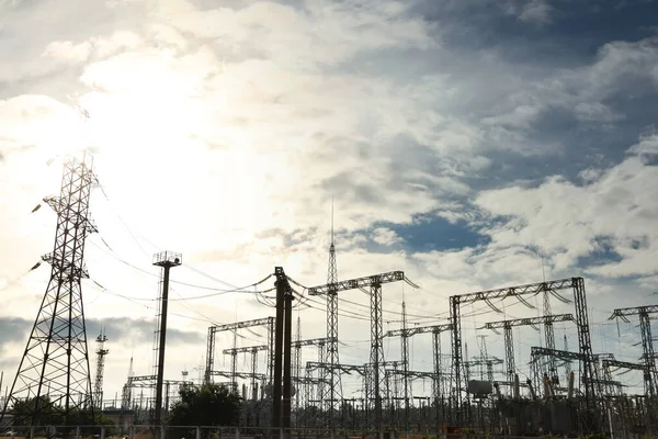 晴れた日の近代的な電気変電所 低角度ビュー — ストック写真