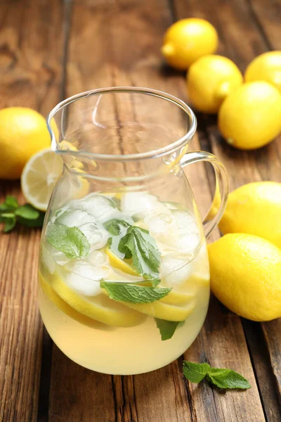 Limonata Naturale Con Menta Frutta Fresca Sul Tavolo Legno Bevanda — Foto Stock