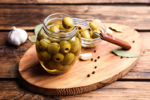 Tarro Vidrio Aceitunas Vinagre Sobre Mesa Madera — Foto de Stock