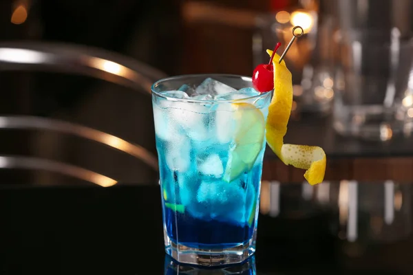 Cocktail Blue Lagoon Tavolo Nero Nel Bar — Foto Stock