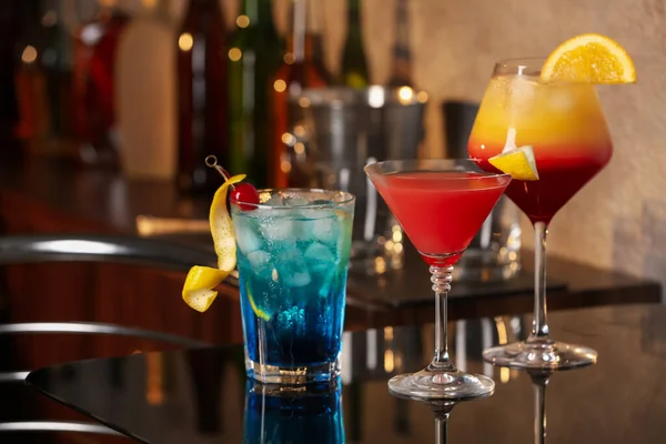 Olika Läckra Cocktails Svart Bord Baren — Stockfoto