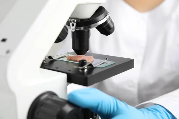 Wetenschapper Inspecteert Vleesmonster Met Microscoop Laboratorium Close Vergiftigingsdetectie — Stockfoto