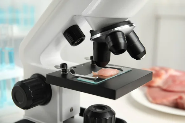 Schuif Met Vleesmonster Microscoop Laboratorium Close Vergiftigingsdetectie — Stockfoto
