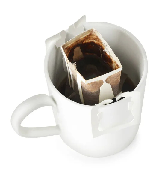 白に隔離されたドリップコーヒーバッグ付きカップ — ストック写真