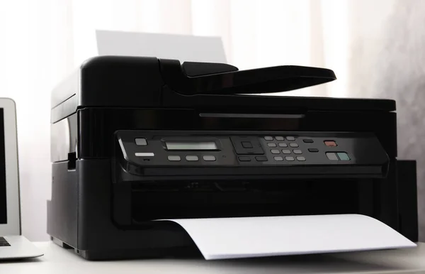 Imprimante Moderne Avec Papier Sur Table Blanche — Photo