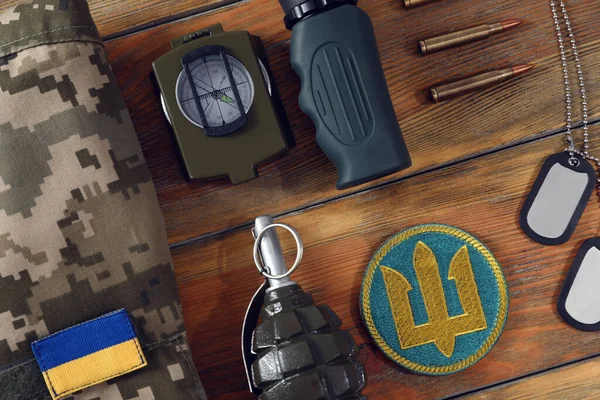 Equipo Táctico Uniforme Militar Parches Del Ejército Ucraniano Mesa Madera — Foto de Stock