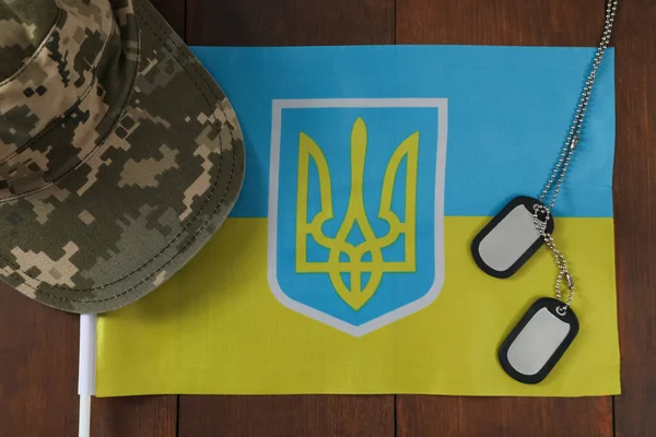 Militärmössa Brickor Och Ukrainsk Flagga Träbord Platt Liggunderlag — Stockfoto