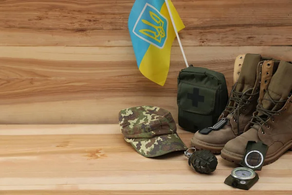 Equipo Táctico Bandera Ucraniana Sobre Fondo Madera Espacio Para Texto — Foto de Stock