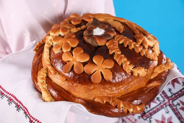 Frau Mit Korovai Auf Hellblauem Hintergrund Nahaufnahme Ukrainisches Brot Und — Stockfoto