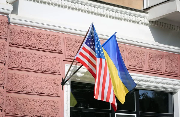 Флаги Украины Сша Фасаде Здания — стоковое фото