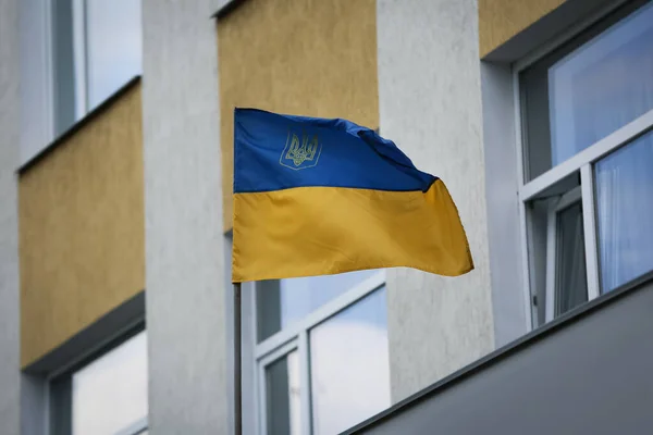 Národní Vlajka Ukrajiny Fasádě Budovy — Stock fotografie