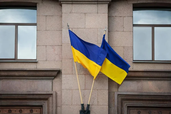 Národní Vlajky Ukrajiny Fasádě Budovy — Stock fotografie