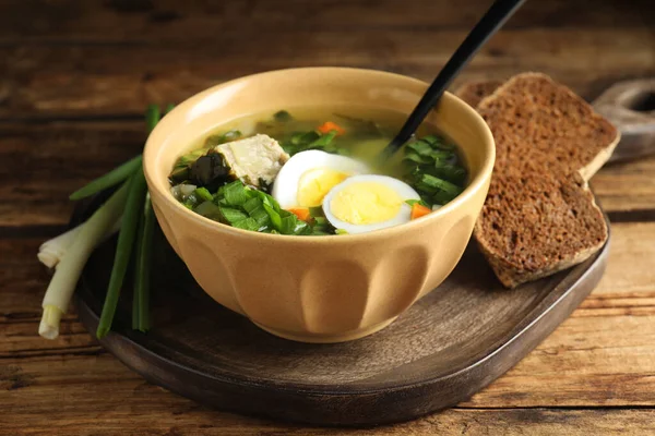 Sopa Azeda Deliciosa Com Carne Ovos Servidos Mesa Madeira — Fotografia de Stock