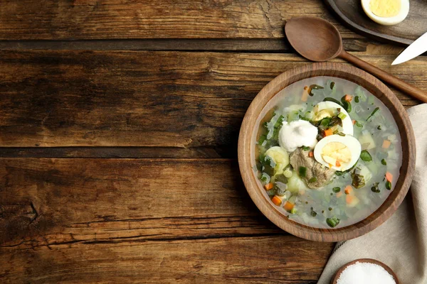 肉と卵を使ったおいしいソレルスープは 木製のテーブル 平らなレイアウトで提供されます テキストのスペース — ストック写真