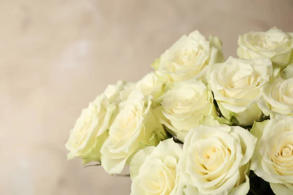Bouquet Lusso Rose Fresche Sfondo Beige Primo Piano — Foto Stock