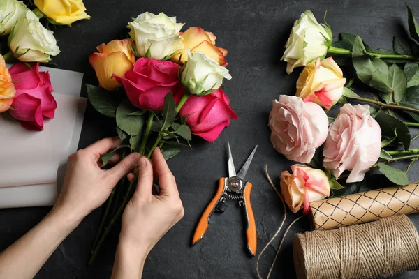Woman Making Luxury Bouquet Fresh Roses Black Table Top View — Stock Photo, Image
