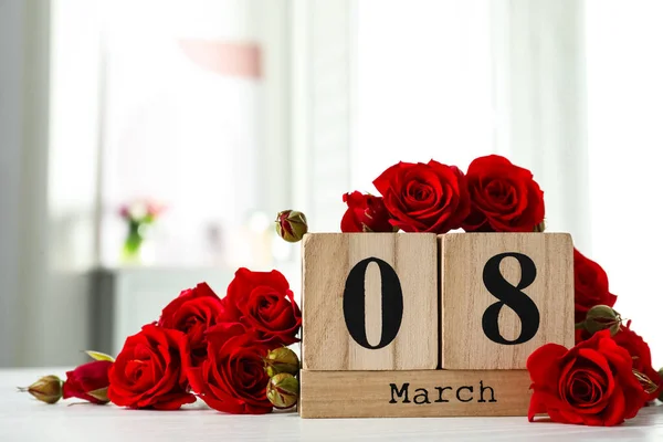 木製のブロックカレンダー3月8日の日付とテーブルの屋内のバラ テキストのためのスペース 国際女性デー — ストック写真