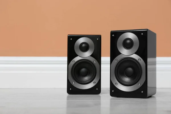 Modern Powerful Audio Speakers Floor Orange Wall — Stock Photo, Image