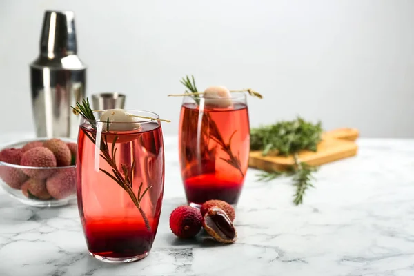 Délicieux Cocktails Litchi Ingrédients Frais Sur Table Marbre Blanc Espace — Photo