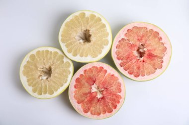 Beyaz arka planda taze kesilmiş pomelo meyveleri, üst görünüm