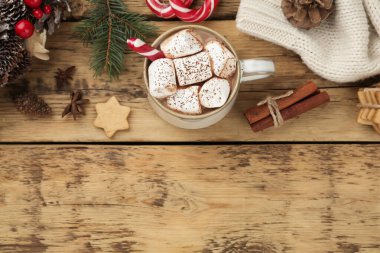 Lezzetli marshmallow kakaolu düz kompozisyon ve ahşap masa üzerinde Noel dekorasyonu. Metin için boşluk