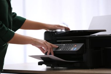 Ofisteki modern yazıcıyı kullanan çalışan, yakın plan