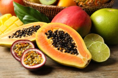 Taze olgun papaya ve ahşap masada diğer meyveler.