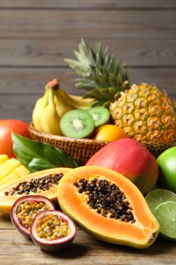 Taze olgun papaya ve ahşap masada diğer meyveler.