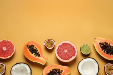 Taze olgun papaya ve sarı arka planda diğer meyveler. Düz yat. Metin için boşluk